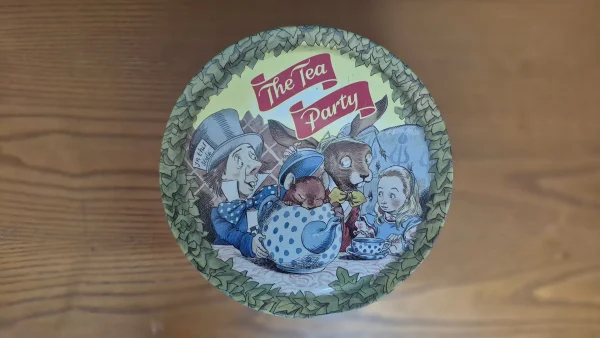 &Kappa;&omicron;&upsilon;&tau;ί &mu;&pi;&iota;&sigma;&kappa;ό&tau;&omega;&nu; "The Tea Party" &tau;&eta;&sigmaf; &Alpha;&lambda;ί&kappa;&eta;&sigmaf; &sigma;&tau;&eta; &Chi;ώ&rho;&alpha; &tau;&omega;&nu; &Theta;&alpha;&upsilon;&mu;ά&tau;&omega;&nu;