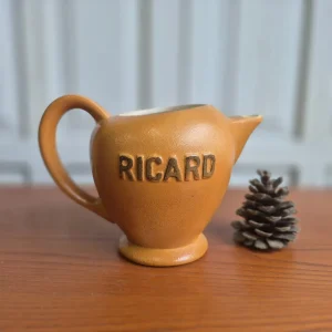 &Alpha;&upsilon;&theta;&epsilon;&nu;&tau;&iota;&kappa;ή &kappa;&epsilon;&rho;&alpha;&mu;&iota;&kappa;ή &kappa;&alpha;&nu;ά&tau;&alpha; &nu;&epsilon;&rho;&omicron;ύ Ateliers de C&eacute;ramique Ricard, &Gamma;&alpha;&lambda;&lambda;ί&alpha;