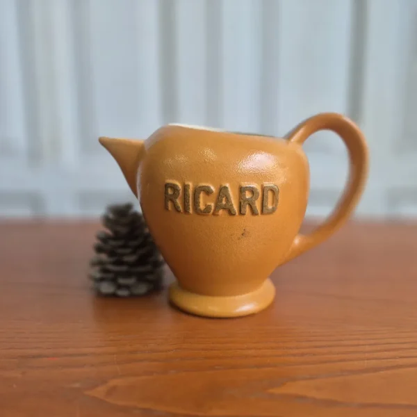 &Alpha;&upsilon;&theta;&epsilon;&nu;&tau;&iota;&kappa;ή &kappa;&epsilon;&rho;&alpha;&mu;&iota;&kappa;ή &kappa;&alpha;&nu;ά&tau;&alpha; &nu;&epsilon;&rho;&omicron;ύ Ateliers de C&eacute;ramique Ricard, &Gamma;&alpha;&lambda;&lambda;ί&alpha;