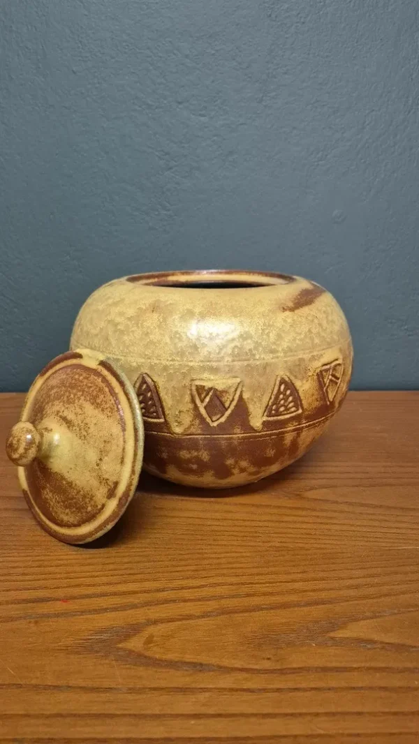 Brutalist &sigma;&kappa;&epsilon;ύ&omicron;&sigmaf; &mu;&epsilon; &kappa;&alpha;&pi;ά&kappa;&iota; &alpha;&pi;ό &kappa;&epsilon;&rho;&alpha;&mu;&iota;&kappa;ό stoneware