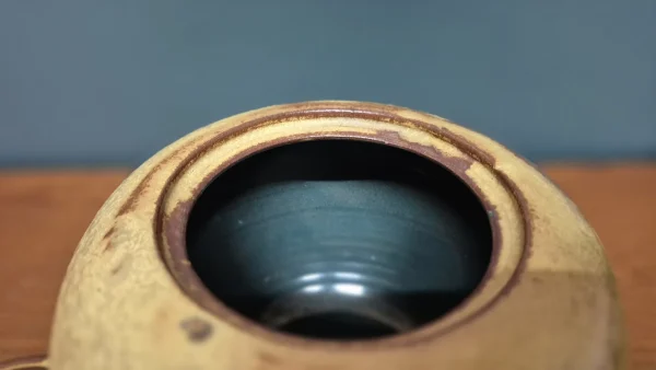 Brutalist &sigma;&kappa;&epsilon;ύ&omicron;&sigmaf; &mu;&epsilon; &kappa;&alpha;&pi;ά&kappa;&iota; &alpha;&pi;ό &kappa;&epsilon;&rho;&alpha;&mu;&iota;&kappa;ό stoneware