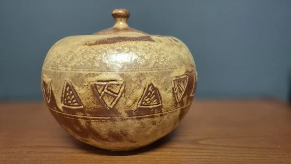 Brutalist &sigma;&kappa;&epsilon;ύ&omicron;&sigmaf; &mu;&epsilon; &kappa;&alpha;&pi;ά&kappa;&iota; &alpha;&pi;ό &kappa;&epsilon;&rho;&alpha;&mu;&iota;&kappa;ό stoneware