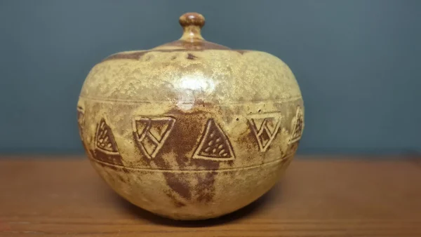 Brutalist &sigma;&kappa;&epsilon;ύ&omicron;&sigmaf; &mu;&epsilon; &kappa;&alpha;&pi;ά&kappa;&iota; &alpha;&pi;ό &kappa;&epsilon;&rho;&alpha;&mu;&iota;&kappa;ό stoneware