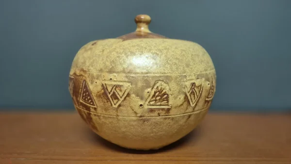 Brutalist &sigma;&kappa;&epsilon;ύ&omicron;&sigmaf; &mu;&epsilon; &kappa;&alpha;&pi;ά&kappa;&iota; &alpha;&pi;ό &kappa;&epsilon;&rho;&alpha;&mu;&iota;&kappa;ό stoneware