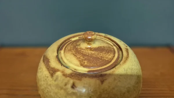 Brutalist &sigma;&kappa;&epsilon;ύ&omicron;&sigmaf; &mu;&epsilon; &kappa;&alpha;&pi;ά&kappa;&iota; &alpha;&pi;ό &kappa;&epsilon;&rho;&alpha;&mu;&iota;&kappa;ό stoneware