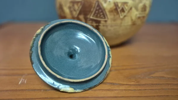 Brutalist &sigma;&kappa;&epsilon;ύ&omicron;&sigmaf; &mu;&epsilon; &kappa;&alpha;&pi;ά&kappa;&iota; &alpha;&pi;ό &kappa;&epsilon;&rho;&alpha;&mu;&iota;&kappa;ό stoneware