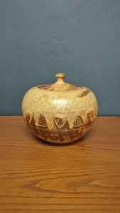 Brutalist &sigma;&kappa;&epsilon;ύ&omicron;&sigmaf; &mu;&epsilon; &kappa;&alpha;&pi;ά&kappa;&iota; &alpha;&pi;ό &kappa;&epsilon;&rho;&alpha;&mu;&iota;&kappa;ό stoneware