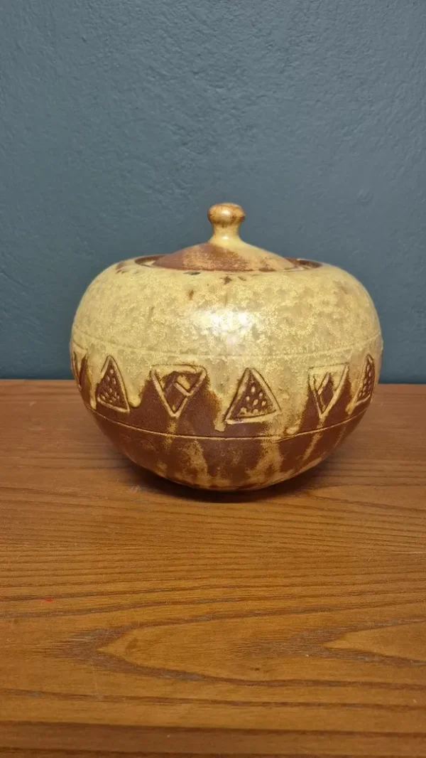 Brutalist &sigma;&kappa;&epsilon;ύ&omicron;&sigmaf; &mu;&epsilon; &kappa;&alpha;&pi;ά&kappa;&iota; &alpha;&pi;ό &kappa;&epsilon;&rho;&alpha;&mu;&iota;&kappa;ό stoneware