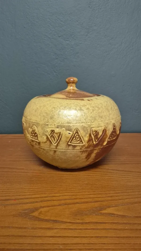 Brutalist &sigma;&kappa;&epsilon;ύ&omicron;&sigmaf; &mu;&epsilon; &kappa;&alpha;&pi;ά&kappa;&iota; &alpha;&pi;ό &kappa;&epsilon;&rho;&alpha;&mu;&iota;&kappa;ό stoneware