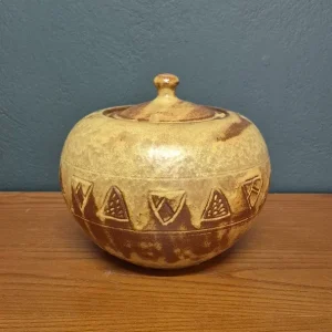 Brutalist &sigma;&kappa;&epsilon;ύ&omicron;&sigmaf; &mu;&epsilon; &kappa;&alpha;&pi;ά&kappa;&iota; &alpha;&pi;ό &kappa;&epsilon;&rho;&alpha;&mu;&iota;&kappa;ό stoneware
