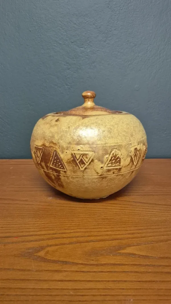 Brutalist &sigma;&kappa;&epsilon;ύ&omicron;&sigmaf; &mu;&epsilon; &kappa;&alpha;&pi;ά&kappa;&iota; &alpha;&pi;ό &kappa;&epsilon;&rho;&alpha;&mu;&iota;&kappa;ό stoneware