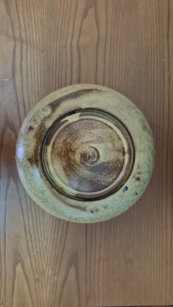 Brutalist &sigma;&kappa;&epsilon;ύ&omicron;&sigmaf; &mu;&epsilon; &kappa;&alpha;&pi;ά&kappa;&iota; &alpha;&pi;ό &kappa;&epsilon;&rho;&alpha;&mu;&iota;&kappa;ό stoneware