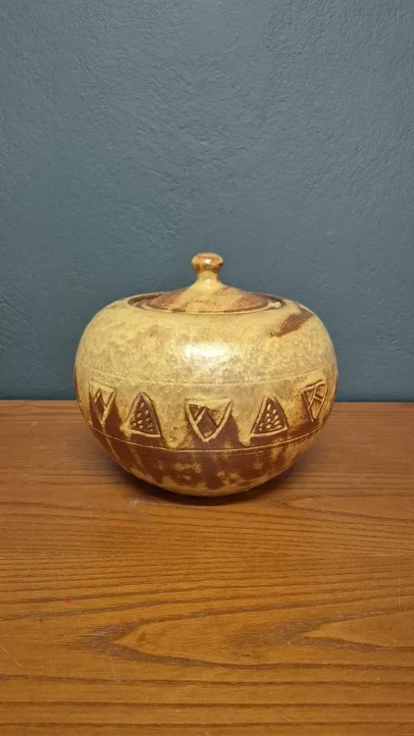 Brutalist &sigma;&kappa;&epsilon;ύ&omicron;&sigmaf; &mu;&epsilon; &kappa;&alpha;&pi;ά&kappa;&iota; &alpha;&pi;ό &kappa;&epsilon;&rho;&alpha;&mu;&iota;&kappa;ό stoneware