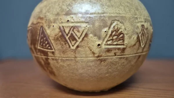 Brutalist &sigma;&kappa;&epsilon;ύ&omicron;&sigmaf; &mu;&epsilon; &kappa;&alpha;&pi;ά&kappa;&iota; &alpha;&pi;ό &kappa;&epsilon;&rho;&alpha;&mu;&iota;&kappa;ό stoneware