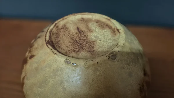 Brutalist &sigma;&kappa;&epsilon;ύ&omicron;&sigmaf; &mu;&epsilon; &kappa;&alpha;&pi;ά&kappa;&iota; &alpha;&pi;ό &kappa;&epsilon;&rho;&alpha;&mu;&iota;&kappa;ό stoneware
