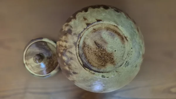 Brutalist &sigma;&kappa;&epsilon;ύ&omicron;&sigmaf; &mu;&epsilon; &kappa;&alpha;&pi;ά&kappa;&iota; &alpha;&pi;ό &kappa;&epsilon;&rho;&alpha;&mu;&iota;&kappa;ό stoneware