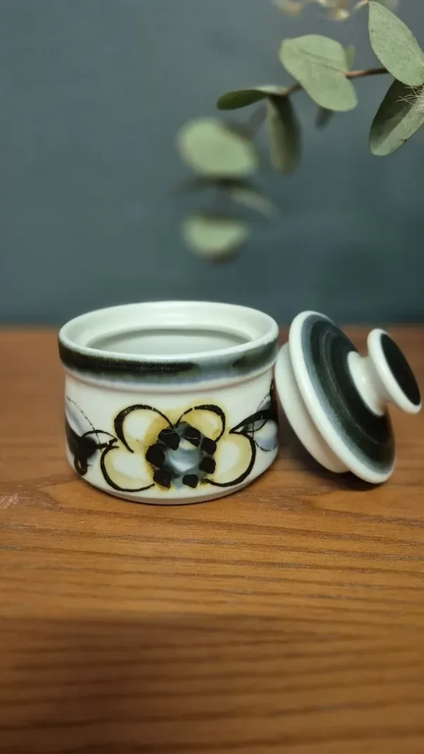 &Zeta;&alpha;&chi;&alpha;&rho;&iota;έ&rho;&alpha; &alpha;&pi;ό &kappa;&epsilon;&rho;&alpha;&mu;&iota;&kappa;ό stoneware "Senja Floral Design" &alpha;&pi;ό &tau;&eta; Stavangerflint, &Nu;&omicron;&rho;&beta;&eta;&gamma;ί&alpha;