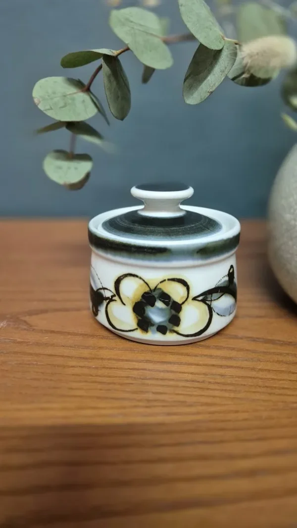 &Zeta;&alpha;&chi;&alpha;&rho;&iota;έ&rho;&alpha; &alpha;&pi;ό &kappa;&epsilon;&rho;&alpha;&mu;&iota;&kappa;ό stoneware "Senja Floral Design" &alpha;&pi;ό &tau;&eta; Stavangerflint, &Nu;&omicron;&rho;&beta;&eta;&gamma;ί&alpha;