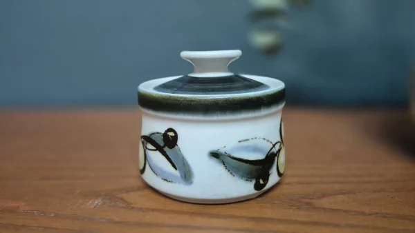 &Zeta;&alpha;&chi;&alpha;&rho;&iota;έ&rho;&alpha; &alpha;&pi;ό &kappa;&epsilon;&rho;&alpha;&mu;&iota;&kappa;ό stoneware "Senja Floral Design" &alpha;&pi;ό &tau;&eta; Stavangerflint, &Nu;&omicron;&rho;&beta;&eta;&gamma;ί&alpha;