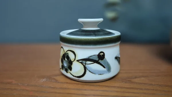 &Zeta;&alpha;&chi;&alpha;&rho;&iota;έ&rho;&alpha; &alpha;&pi;ό &kappa;&epsilon;&rho;&alpha;&mu;&iota;&kappa;ό stoneware "Senja Floral Design" &alpha;&pi;ό &tau;&eta; Stavangerflint, &Nu;&omicron;&rho;&beta;&eta;&gamma;ί&alpha;