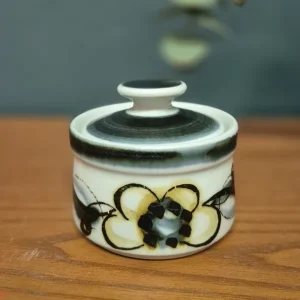 &Zeta;&alpha;&chi;&alpha;&rho;&iota;έ&rho;&alpha; &alpha;&pi;ό &kappa;&epsilon;&rho;&alpha;&mu;&iota;&kappa;ό stoneware "Senja Floral Design" &alpha;&pi;ό &tau;&eta; Stavangerflint, &Nu;&omicron;&rho;&beta;&eta;&gamma;ί&alpha;