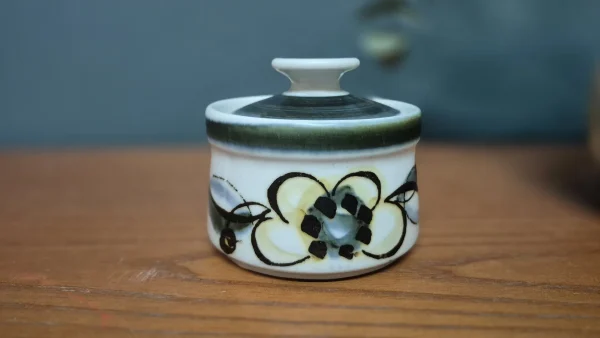 &Zeta;&alpha;&chi;&alpha;&rho;&iota;έ&rho;&alpha; &alpha;&pi;ό &kappa;&epsilon;&rho;&alpha;&mu;&iota;&kappa;ό stoneware "Senja Floral Design" &alpha;&pi;ό &tau;&eta; Stavangerflint, &Nu;&omicron;&rho;&beta;&eta;&gamma;ί&alpha;