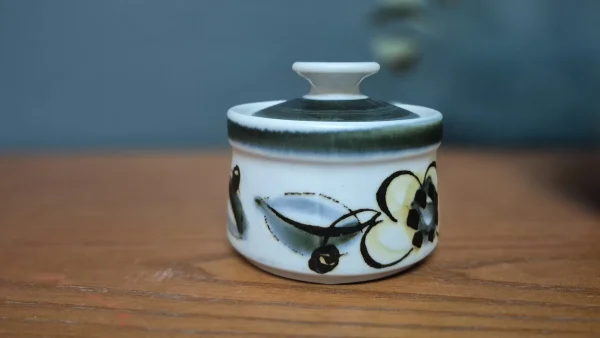 &Zeta;&alpha;&chi;&alpha;&rho;&iota;έ&rho;&alpha; &alpha;&pi;ό &kappa;&epsilon;&rho;&alpha;&mu;&iota;&kappa;ό stoneware "Senja Floral Design" &alpha;&pi;ό &tau;&eta; Stavangerflint, &Nu;&omicron;&rho;&beta;&eta;&gamma;ί&alpha;