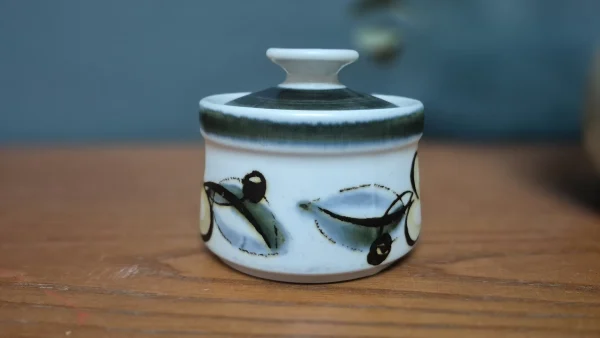 &Zeta;&alpha;&chi;&alpha;&rho;&iota;έ&rho;&alpha; &alpha;&pi;ό &kappa;&epsilon;&rho;&alpha;&mu;&iota;&kappa;ό stoneware "Senja Floral Design" &alpha;&pi;ό &tau;&eta; Stavangerflint, &Nu;&omicron;&rho;&beta;&eta;&gamma;ί&alpha;