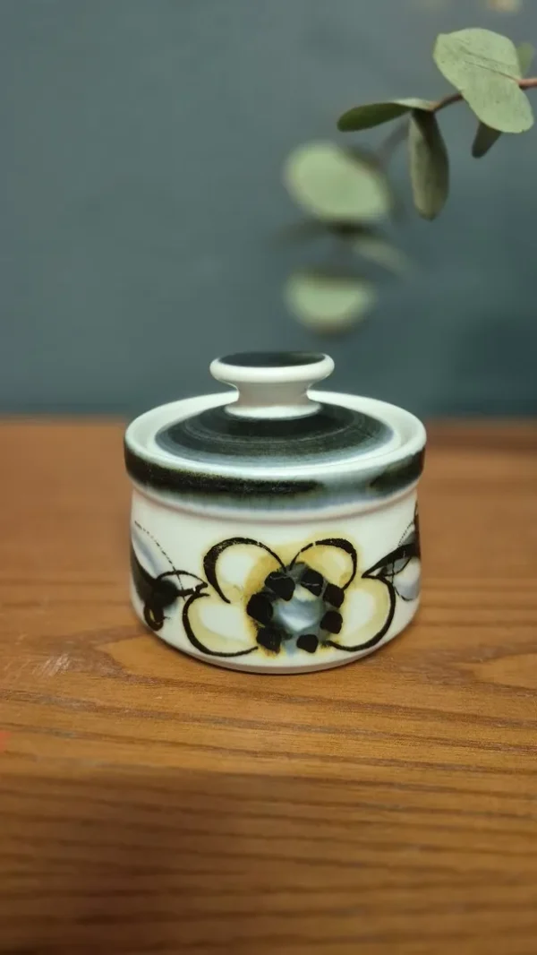 &Zeta;&alpha;&chi;&alpha;&rho;&iota;έ&rho;&alpha; &alpha;&pi;ό &kappa;&epsilon;&rho;&alpha;&mu;&iota;&kappa;ό stoneware "Senja Floral Design" &alpha;&pi;ό &tau;&eta; Stavangerflint, &Nu;&omicron;&rho;&beta;&eta;&gamma;ί&alpha;