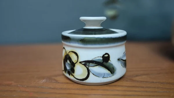 &Zeta;&alpha;&chi;&alpha;&rho;&iota;έ&rho;&alpha; &alpha;&pi;ό &kappa;&epsilon;&rho;&alpha;&mu;&iota;&kappa;ό stoneware "Senja Floral Design" &alpha;&pi;ό &tau;&eta; Stavangerflint, &Nu;&omicron;&rho;&beta;&eta;&gamma;ί&alpha;