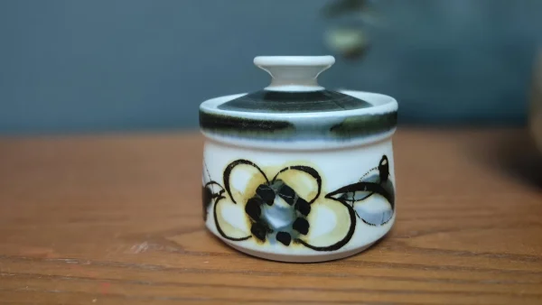 &Zeta;&alpha;&chi;&alpha;&rho;&iota;έ&rho;&alpha; &alpha;&pi;ό &kappa;&epsilon;&rho;&alpha;&mu;&iota;&kappa;ό stoneware "Senja Floral Design" &alpha;&pi;ό &tau;&eta; Stavangerflint, &Nu;&omicron;&rho;&beta;&eta;&gamma;ί&alpha;