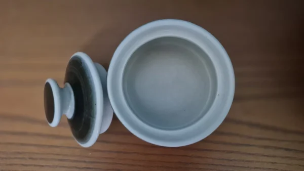 &Zeta;&alpha;&chi;&alpha;&rho;&iota;έ&rho;&alpha; &alpha;&pi;ό &kappa;&epsilon;&rho;&alpha;&mu;&iota;&kappa;ό stoneware "Senja Floral Design" &alpha;&pi;ό &tau;&eta; Stavangerflint, &Nu;&omicron;&rho;&beta;&eta;&gamma;ί&alpha;