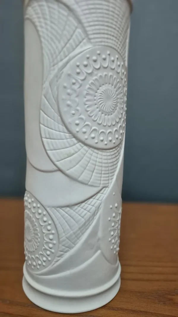 &Beta;ά&zeta;&omicron; &alpha;&pi;ό &pi;&omicron;&rho;&sigma;&epsilon;&lambda;ά&nu;&eta; Op-Art Bisque &alpha;&pi;ό &tau;&eta;&nu; P.S.G., &Gamma;&epsilon;&rho;&mu;&alpha;&nu;ί&alpha;