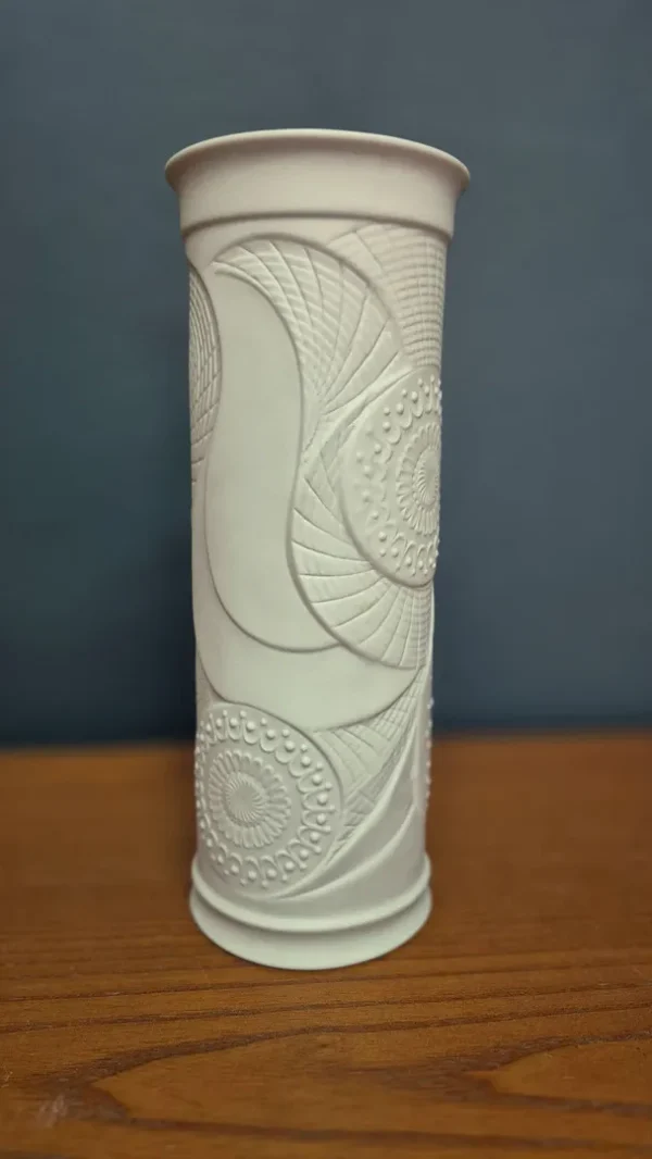 &Beta;ά&zeta;&omicron; &alpha;&pi;ό &pi;&omicron;&rho;&sigma;&epsilon;&lambda;ά&nu;&eta; Op-Art Bisque &alpha;&pi;ό &tau;&eta;&nu; P.S.G., &Gamma;&epsilon;&rho;&mu;&alpha;&nu;ί&alpha;
