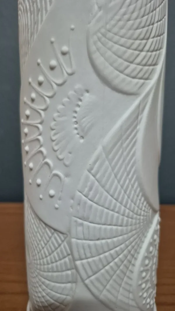 &Beta;ά&zeta;&omicron; &alpha;&pi;ό &pi;&omicron;&rho;&sigma;&epsilon;&lambda;ά&nu;&eta; Op-Art Bisque &alpha;&pi;ό &tau;&eta;&nu; P.S.G., &Gamma;&epsilon;&rho;&mu;&alpha;&nu;ί&alpha;