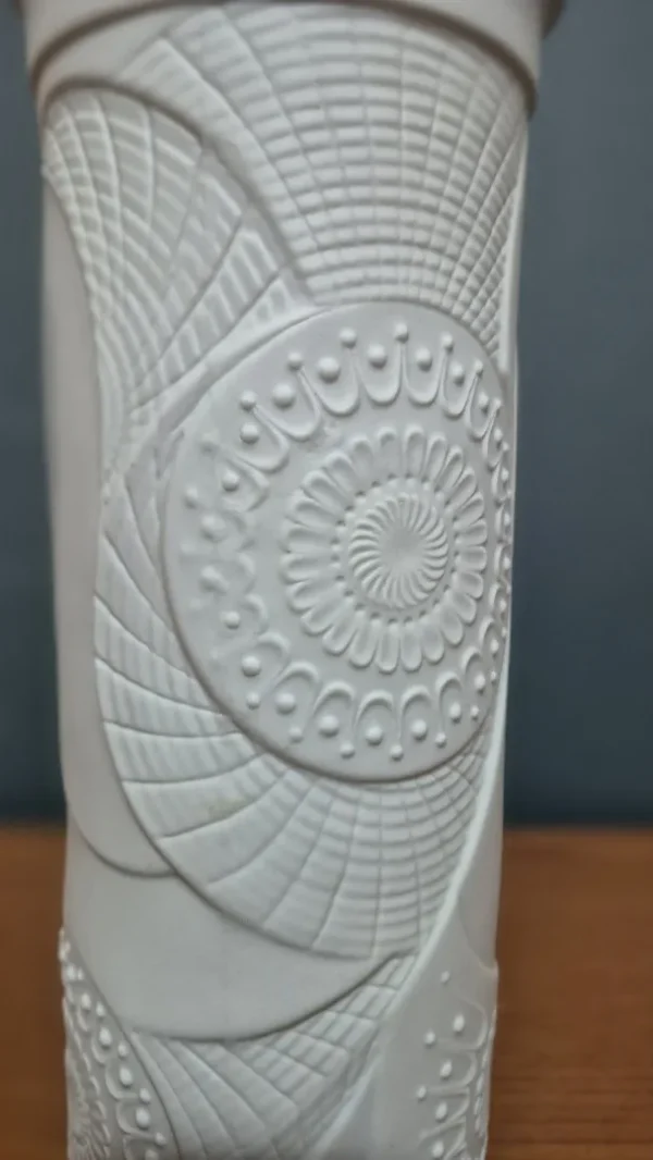 &Beta;ά&zeta;&omicron; &alpha;&pi;ό &pi;&omicron;&rho;&sigma;&epsilon;&lambda;ά&nu;&eta; Op-Art Bisque &alpha;&pi;ό &tau;&eta;&nu; P.S.G., &Gamma;&epsilon;&rho;&mu;&alpha;&nu;ί&alpha;